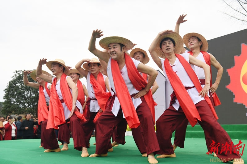 把文艺送到村口地头